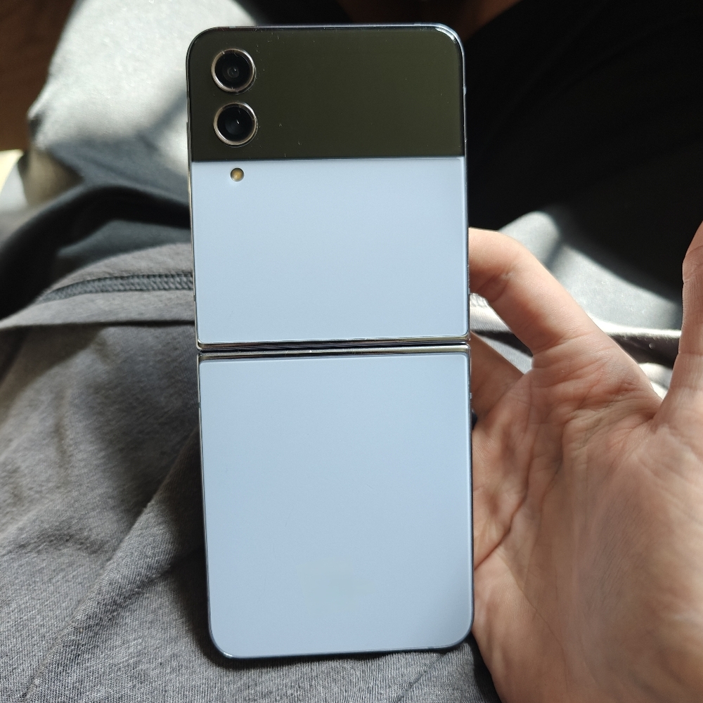 Samsung Galaxy Z Flip 4 UNLOCKED in Blue